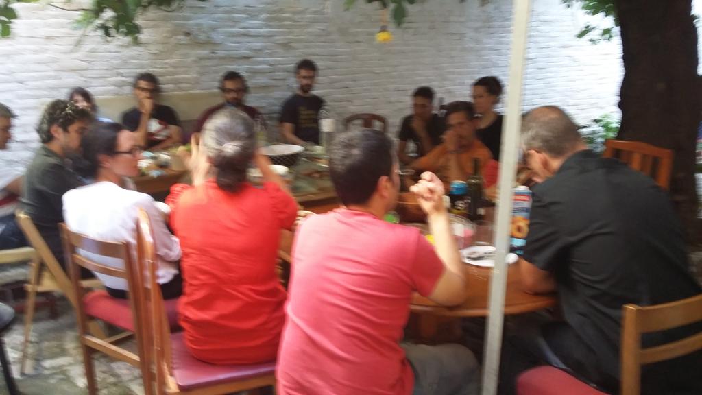 Akelharre's tweet photo. Sobretaula #ConstruintPoderPopular i #CulturaPopularLH. Somiant espais alternatius a #LH http://t.co/IhlgnC6y03