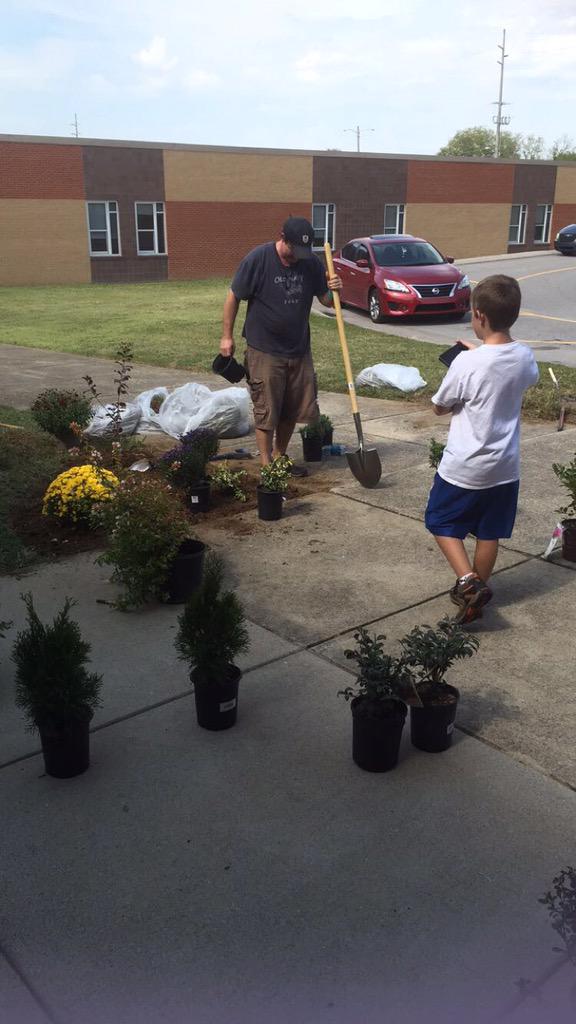 NeeNee615's tweet photo. HON DAY 2015 Haynes Middle School! #ProjectPaint #HONDay2015
#Volunteer #615 ๐โป๏ธโ
๐ณ๐จ๐ฉ๐ง๐ฆ http://t.co/BTqKf43eeF
