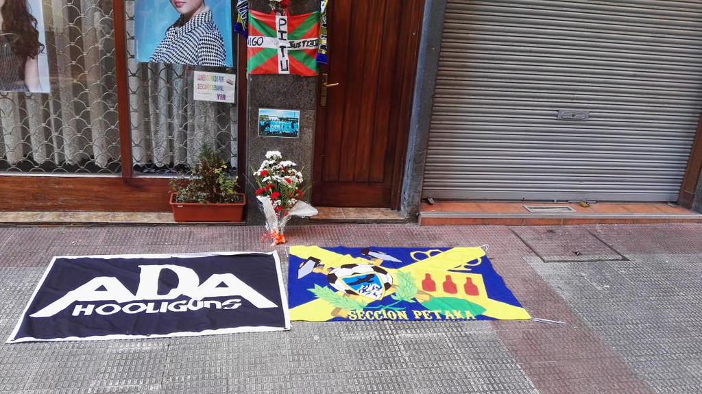UltrasAntifas's tweet photo. Sección Petaka y Alkor Hooligans homenajeando a #IñigoCabacas antes del Bilbao Athletic-AD Alcorcón #Justizia http://t.co/ziniZjaqzd