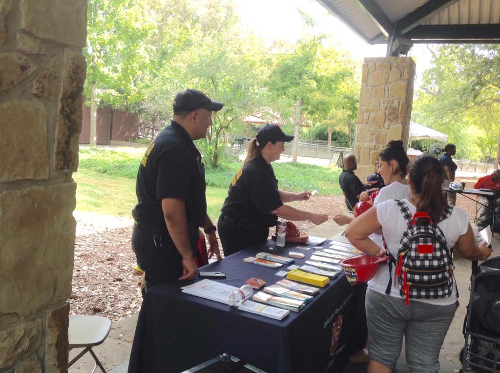 DPDCA's tweet photo. #BlueAtTheZoo @DallasPD @DallasFireRes_q @DallasZoo http://t.co/1TgkFYwWXm