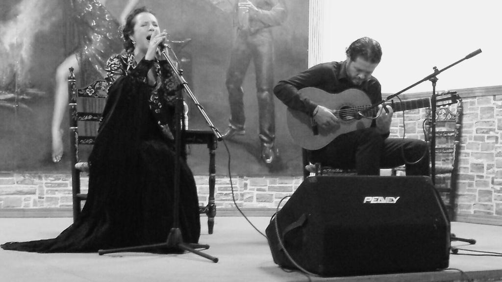 inma8418's tweet photo. Buenas tardes a tod@s!! Aquí os dejo una foto de mi actuación de anoche en la peña flamenca de Pruna!!! http://t.co/XgLp48aP63