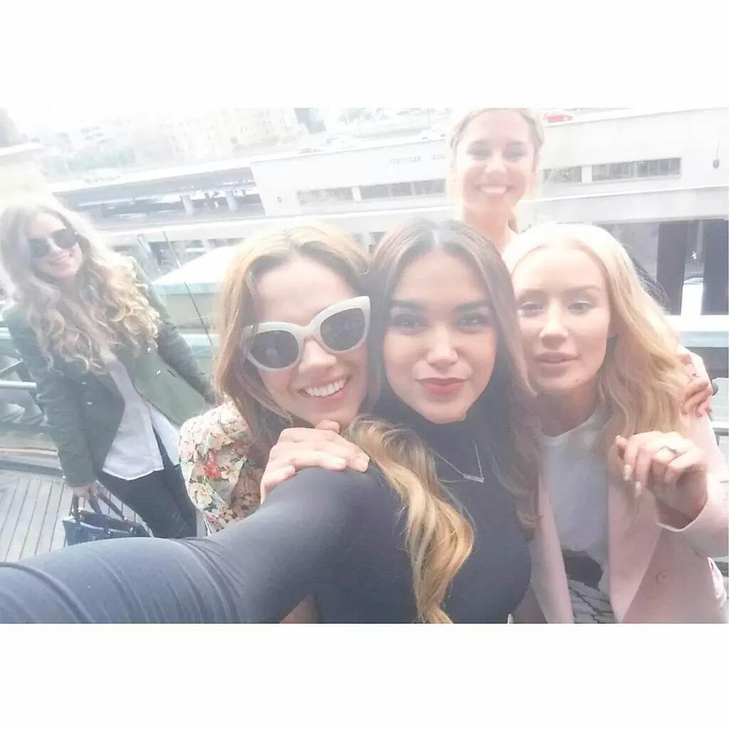 rolexazalea's tweet photo. Iggy selfie with a fan after the interview. http://t.co/V1Z4Fer87G
