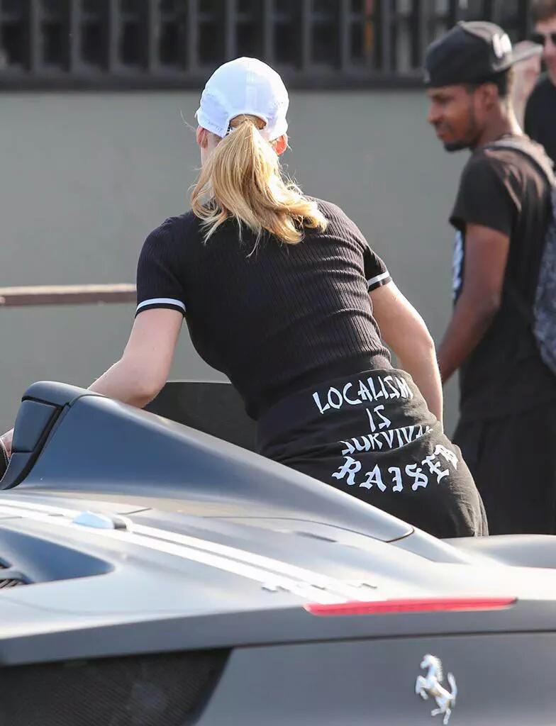 rolexazalea's tweet photo. Iggy spotted (Sept.14) http://t.co/GFChWAEu4K