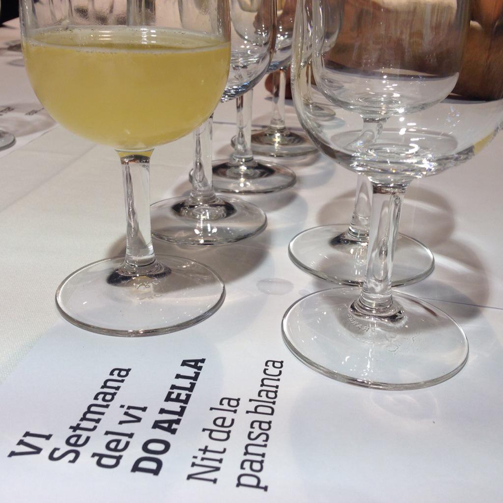 Papersdevi's tweet photo. Comença la Nit de la Pansa Blanca amb el tast de panses sigulars onduit per @oriol_artigas a la #SetmanaVi @DOAlella http://t.co/u9eeY0rzmz