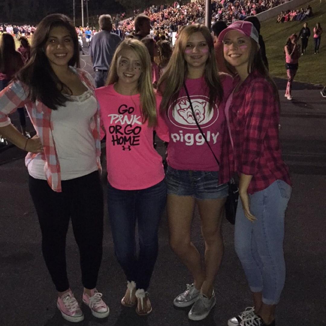 ashndavis_'s tweet photo. Pink out w my favs 💕 @lyssmonster @mads @joselyncardona #RepEast http://t.co/fFtGcui1JC