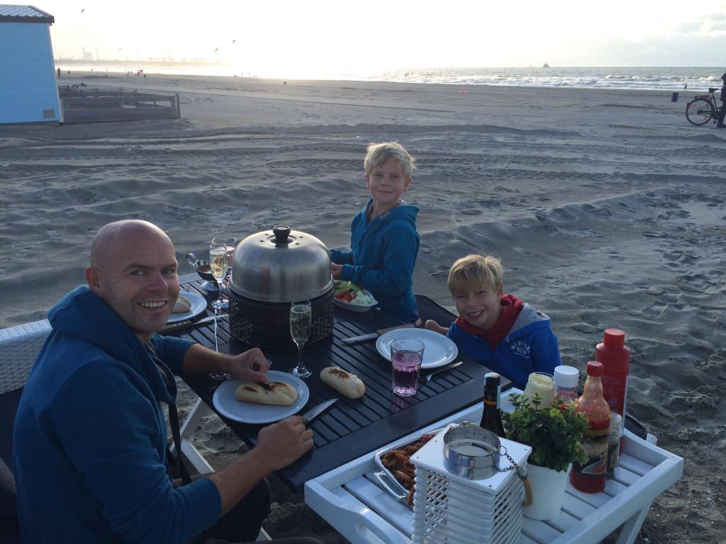 cdewaal_'s tweet photo. Laatste bbq @strandhuis voor dit seizoen. Erg fijn seizoen gehad! Enorm genoten van strand en zee! http://t.co/sYg20msGuL