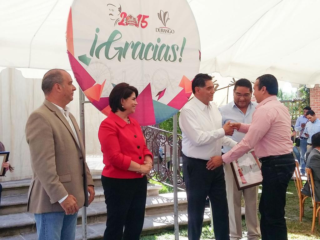 spublicos_dgo's tweet photo. Otorga @JHerreraCaldera  reconocimiento a @DAVIDPAYANGRO por el esfuerzo de los trabajadores de SPM en la FENADU2015. http://t.co/ivGIs0O9yL