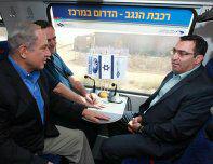 Israel_tals's tweet photo. נחנכה רכבת ה��גב! 
רוה"מ, שר התחבורה, יו"ר הדריקטוריון ומנכ"ל רכבת ישראל. הקו מקשר בין ב"ש לאשקלון וצפונה.הדרום במרכז! http://t.co/O1s267wzSe