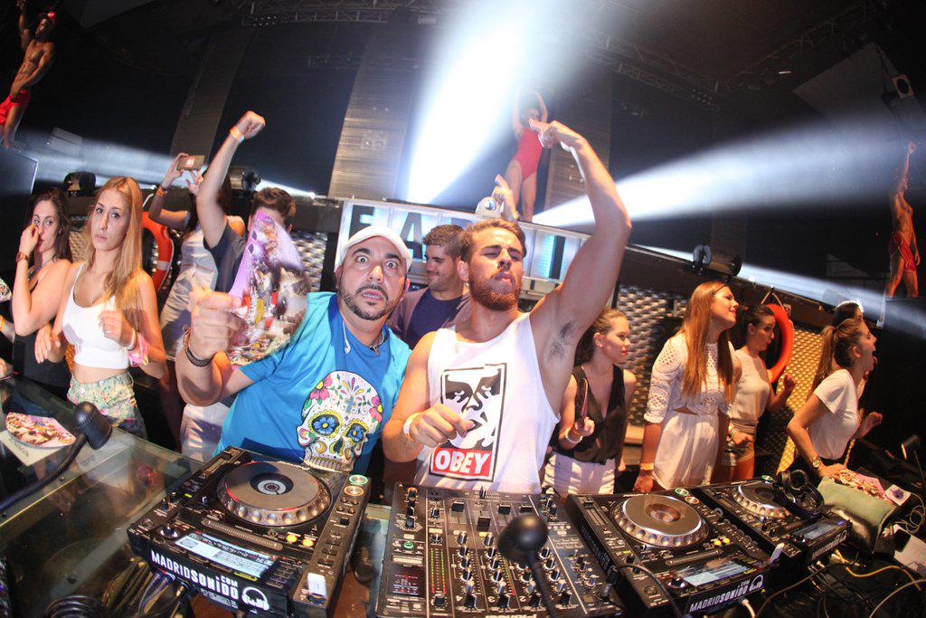 CarlodjOFC's tweet photo. Sólo los locos conocemos el placer de hacer lo que nos enamora. ¡Hoy volvemos!
#UniversiParty @fabrikdiscoteca http://t.co/PAg2U5D26D