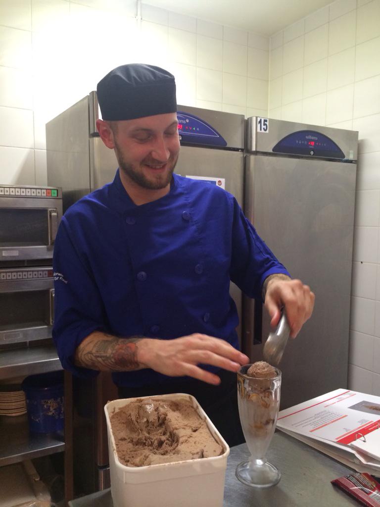 TeamDunelm's tweet photo. The boss in action #kitkatsundae @AhmetDuzenli http://t.co/UGQ11Q6B44