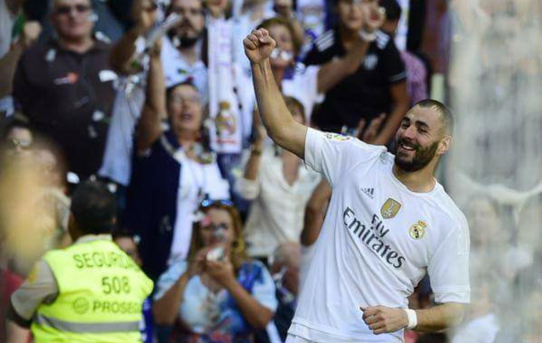 iNotiFutbol's tweet photo. El partido termino con la victoria del Real Madrid por 1-0 vs Granada, gol de Karim Benzema. http://t.co/cMWplitlw9