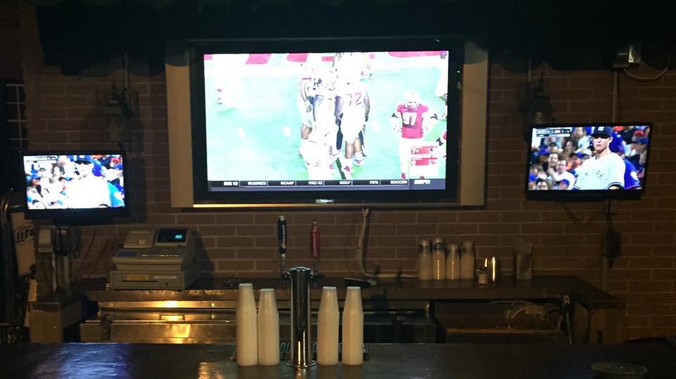 BrannigansNJ's tweet photo. 16 BIG SCREENS inside to watch all the games !!!! 50 cent wings, $2 domestic drafts!! outside bar,new 60 inch tv! 🏈🏈🍺 http://t.co/9NMTNB5DdO