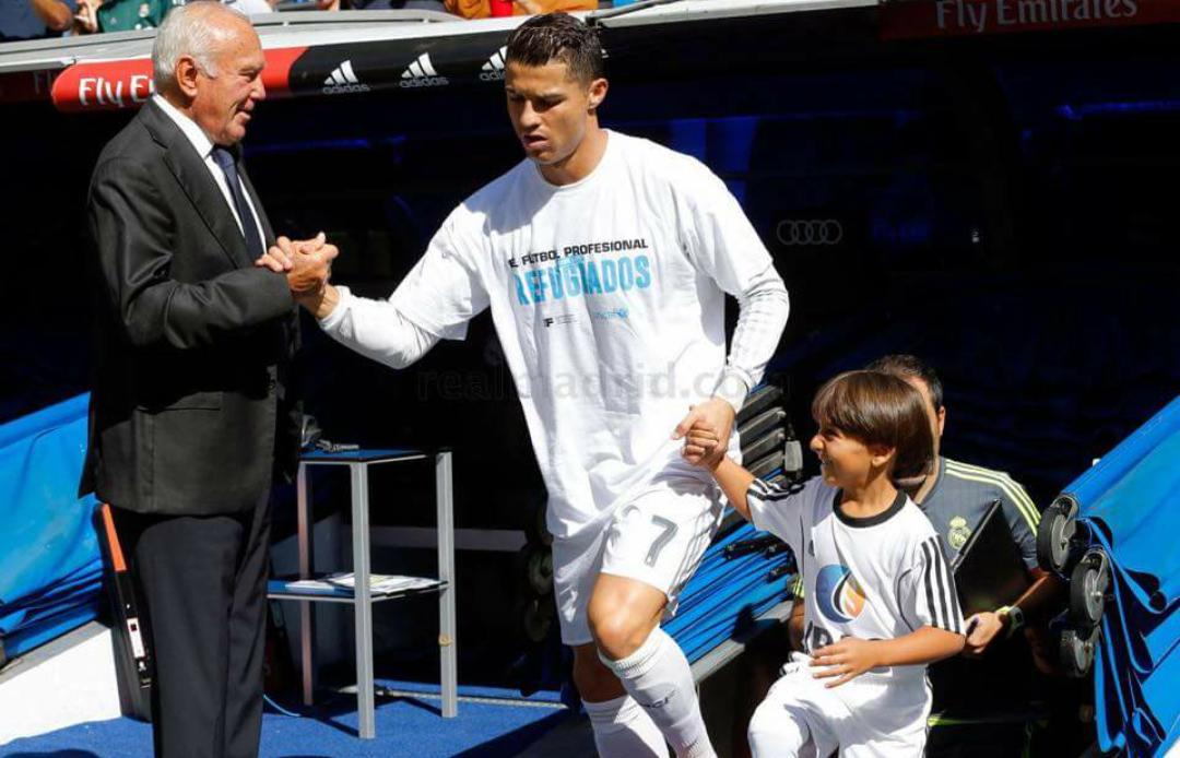 iNotiFutbol's tweet photo. Zaid, el refugiado sirio que fue agredido por una periodista, salto hoy al césped del Bernabeu junto a CR7. http://t.co/shxL9uKMbH