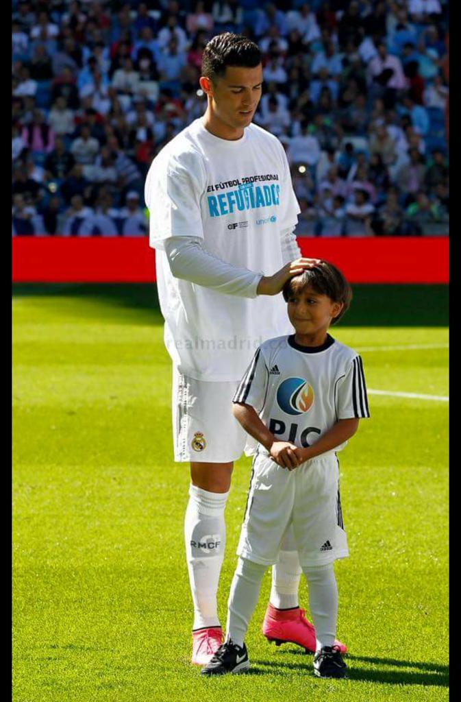 iNotiFutbol's tweet photo. Zaid, el refugiado sirio que fue agredido por una periodista, salto hoy al césped del Bernabeu junto a CR7. http://t.co/shxL9uKMbH