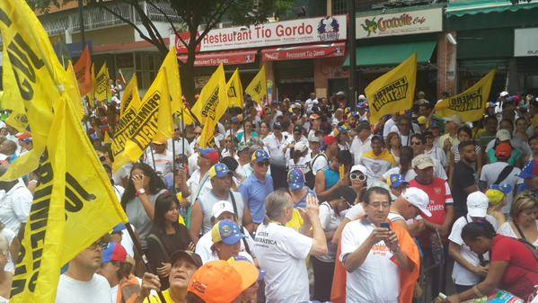 dejanirasilveir's tweet photo. #CARACAS EN ESTOS MOMENTOS CARAQUEÑOS GRITAN #PAZ #LIBERTAD #JUSTICIA Y #DEMOCRACIA FUERA LA #DICTADURA CALLE #VZLA http://t.co/ES56g0sgfS
