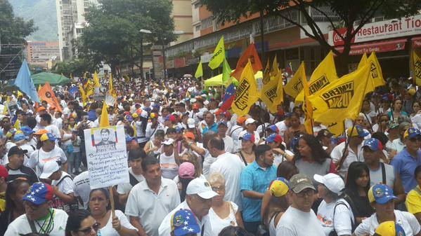dejanirasilveir's tweet photo. #CARACAS EN ESTOS MOMENTOS CARAQUEÑOS GRITAN #PAZ #LIBERTAD #JUSTICIA Y #DEMOCRACIA FUERA LA #DICTADURA CALLE #VZLA http://t.co/ES56g0sgfS