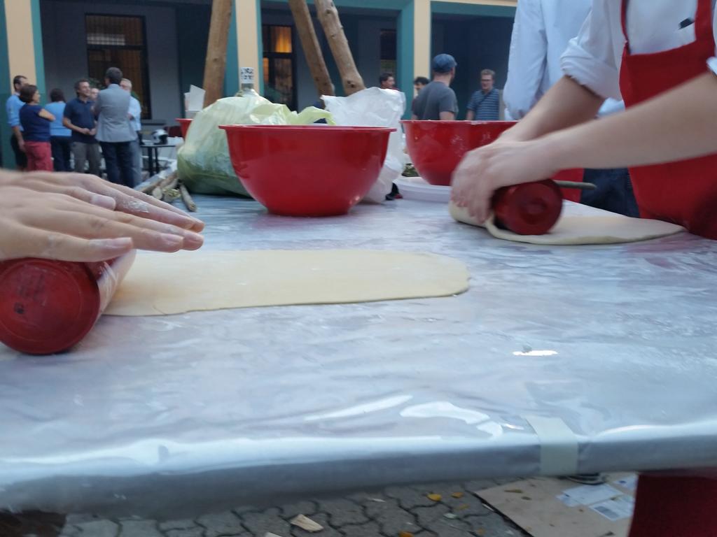 scouteguide's tweet photo. #scoutchef braccia per stendere la pasta fatta a mano @agesci @cngei @agescimilano http://t.co/gFUgDrfBBW