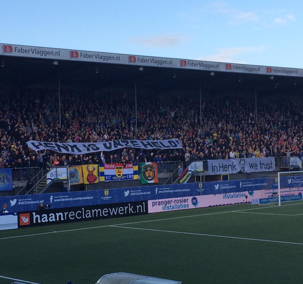 Supporters #sccambuur gaan bij <a href="/FootballCulture/">FootballCulture</a> weer voor #DoekvandeWeek. Eerbetoon aan Trainer Henk de Jong.#camtwe