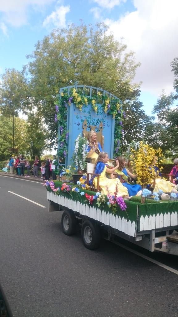 jaymajor24's tweet photo. Supporting the #Dunmow #carnival2015 &amp; all the good work @GreatDunmowRT dose 4 the @Dunmow_Carnival @dunmowbroadcast🎉 http://t.co/ks7pcG0yzo
