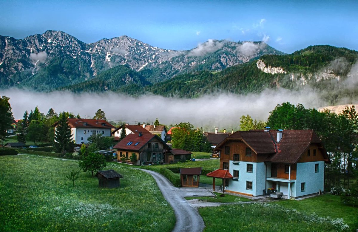 AncaBaluteanu's tweet photo. mountain scenery http://t.co/YdUjzvJ917