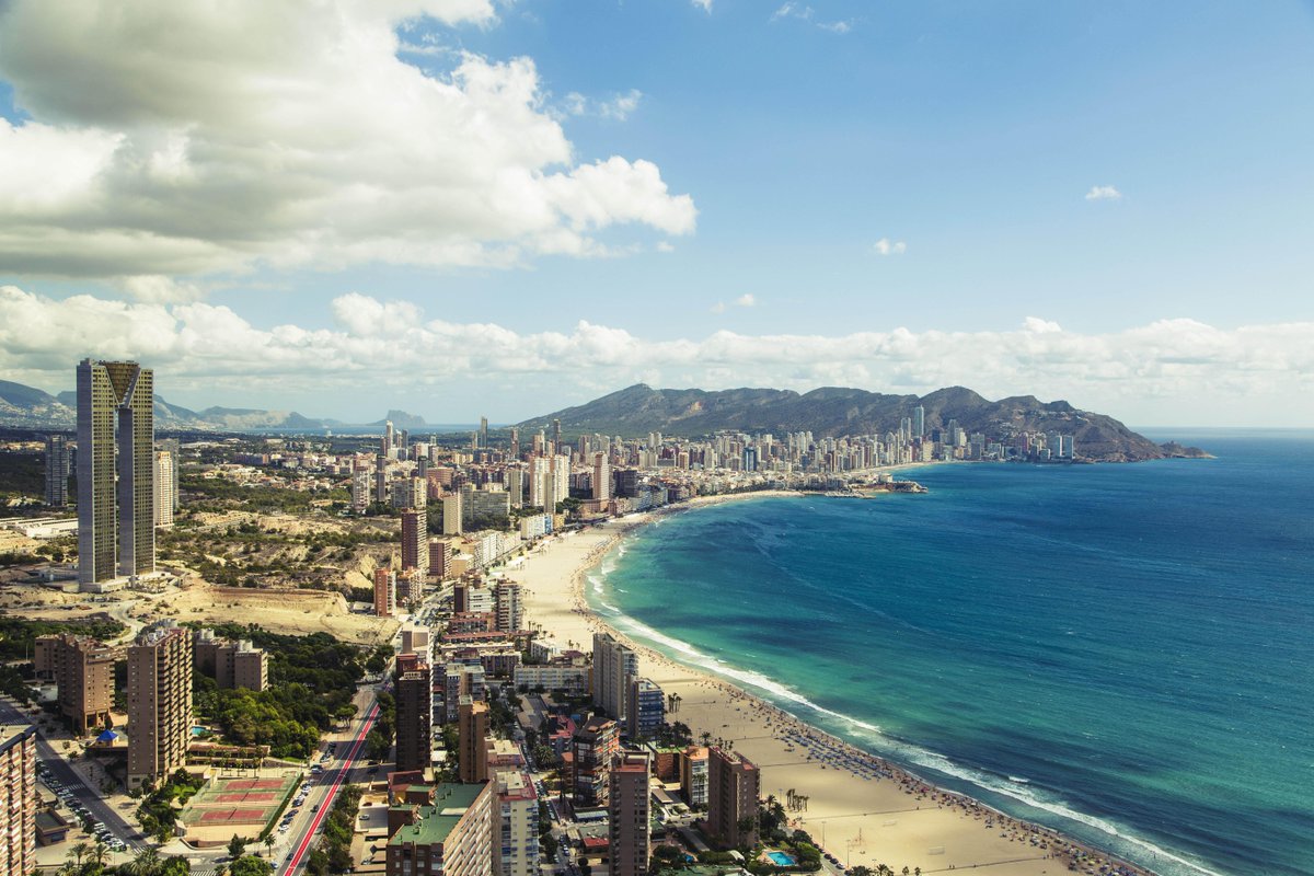 Cinestilo's tweet photo. #benidorm dsde @GrupoBaliBeni  1 #paisaje d #fotografia. Hoy me he enterado que puedes celebrar tu #boda aqui arriba http://t.co/HeVMK89GbB