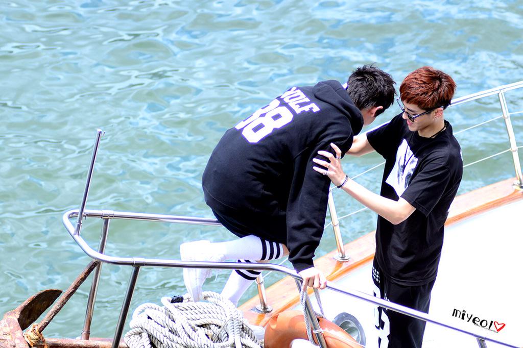 ichubbying's tweet photo. #คริสยอลจิ้นไปได้ไงวะ นั่นสิ!
พี่คริสนี่ก็นะ น้องยอลโตแล้ว
ทั้งโอบลงจากเวที ประคอง จับมือ ฮึ!!! http://t.co/c9ZGoketEd