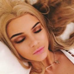 justinlovesben's tweet photo. Kendall pack rt yaparak alın #EMABiggestFansJustinBieber http://t.co/7q3q2ImQg0