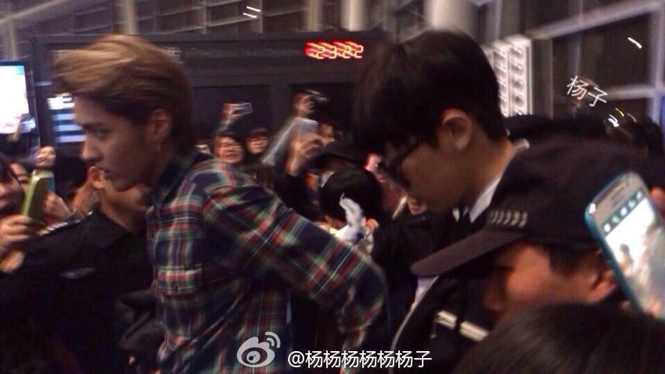 ichubbying's tweet photo. จับมือน้องเดิน
จูงมือเดินฝ่าฝูงชน
เอาทิชชู่มาให้
อะไรนักหนาก็ไม่รู้ ~
#คริสยอลจิ้นไปได้ไงวะ http://t.co/IApAGUtK50