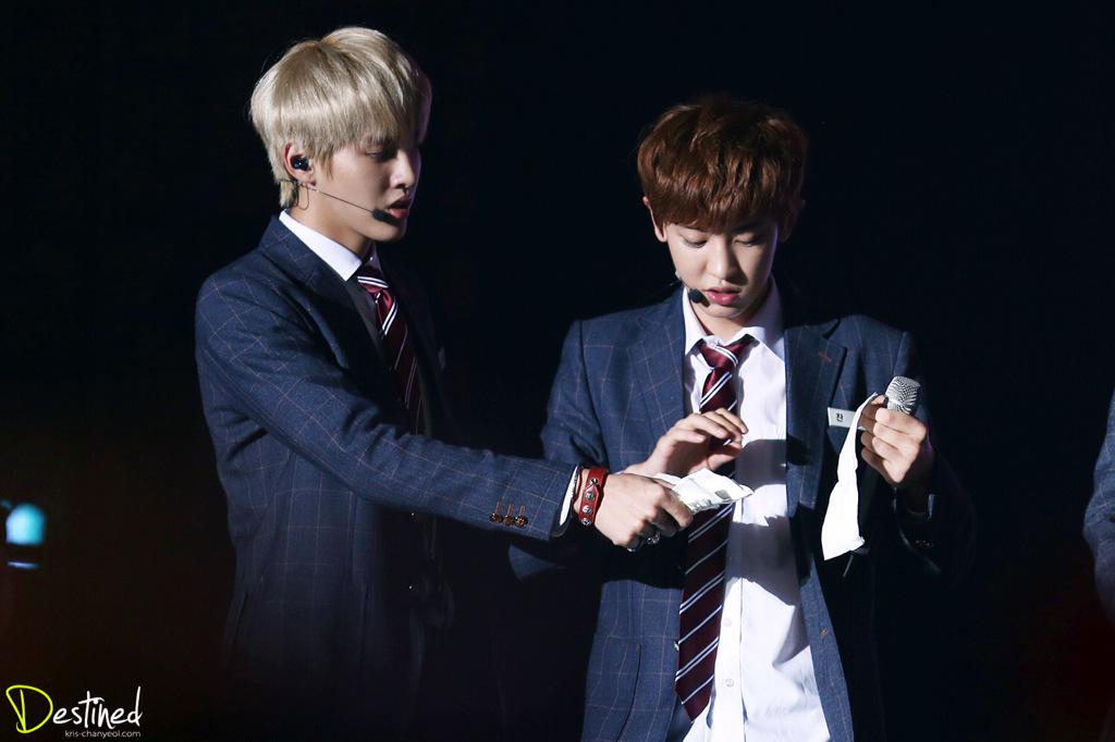 ichubbying's tweet photo. จับมือน้องเดิน
จูงมือเดินฝ่าฝูงชน
เอาทิชชู่มาให้
อะไรนักหนาก็ไม่รู้ ~
#คริสยอลจิ้นไปได้ไงวะ http://t.co/IApAGUtK50