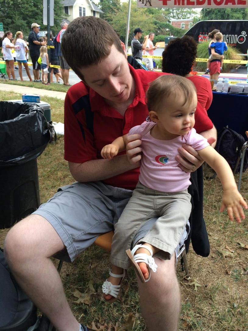 casaplex's tweet photo. Our Sales Manager @ChrisKane82 and his daughter rooting on the #wirerunners love the shirt! #kensington8k http://t.co/pE7Bpi17SH