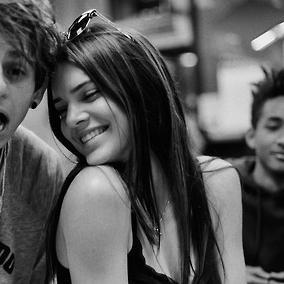 justinlovesben's tweet photo. kendall kylie pack #EMABiggestFansJustinBieber http://t.co/By9jvPudXg