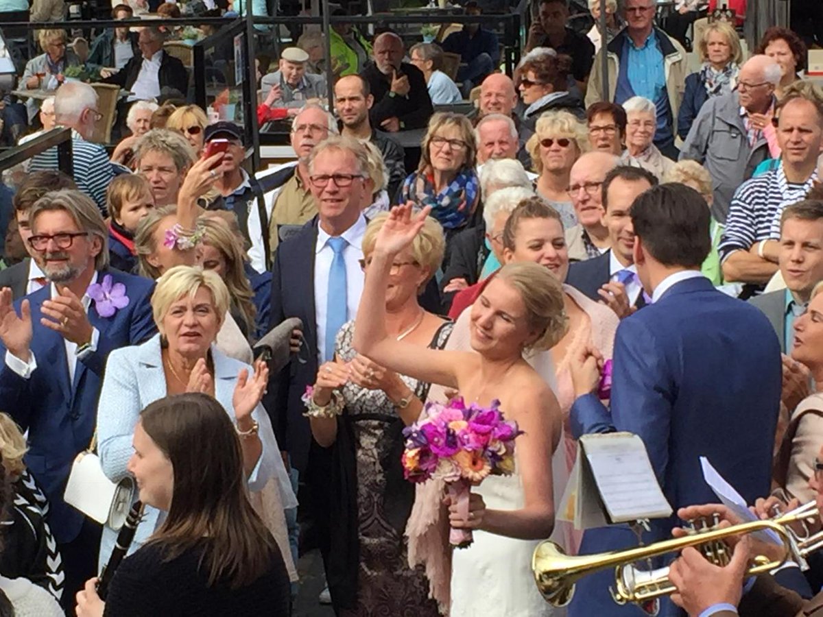 Toevallig passerend bruidspaar. Op het Westlandkorenfest