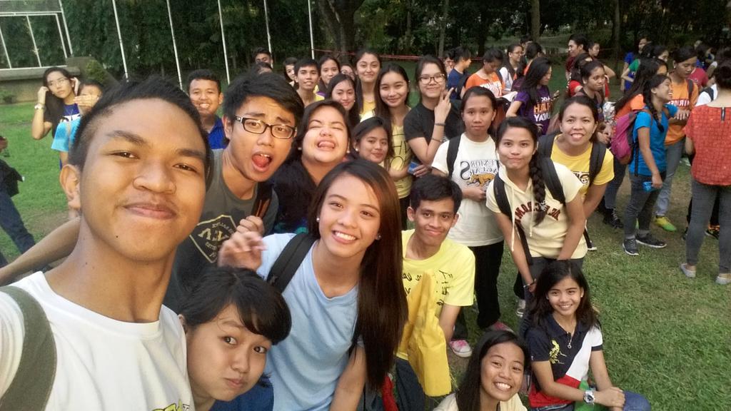 gomezdenissee's tweet photo. New found friends!! #cosafamily 💕 http://t.co/i1C9T1pkP1