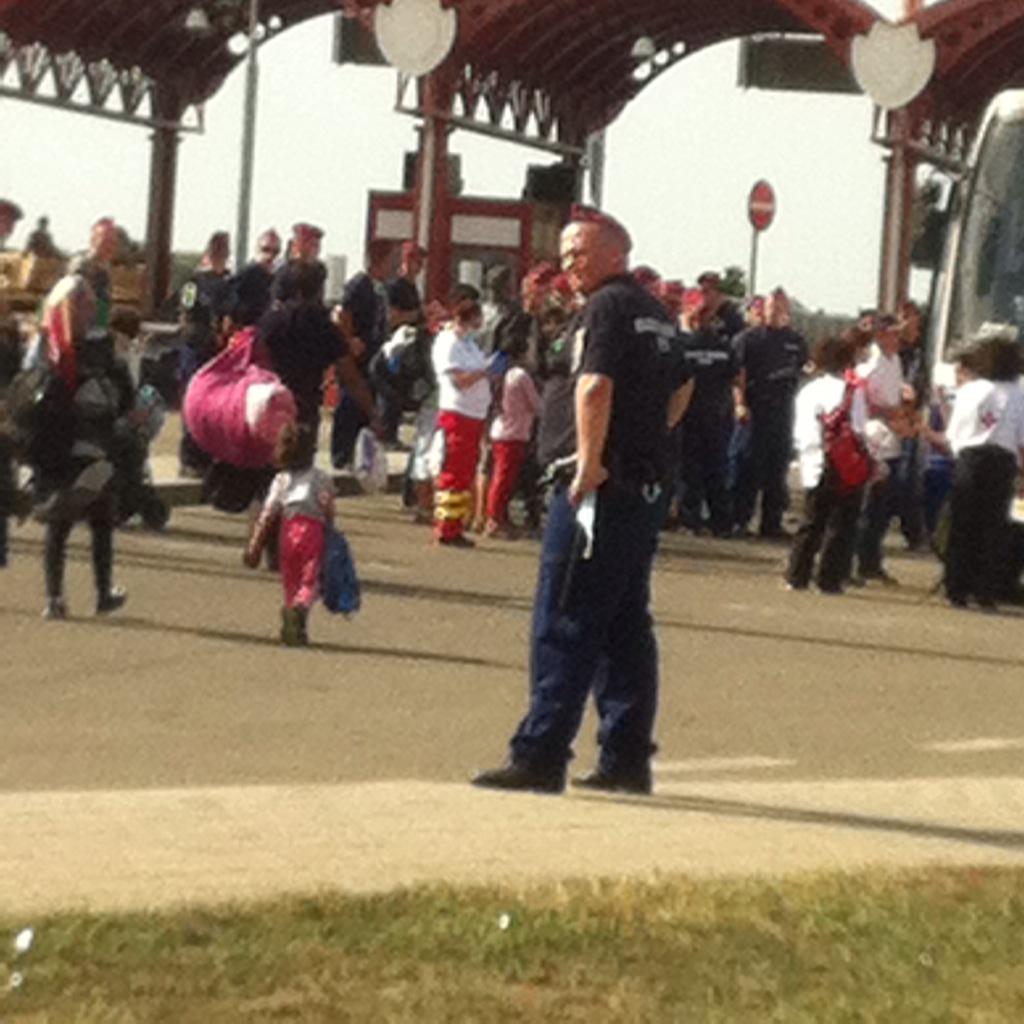 10 bus arrivent maintenant à Baranjsko petrovo selo, migrants transférés sur territoire hongrois #19h30