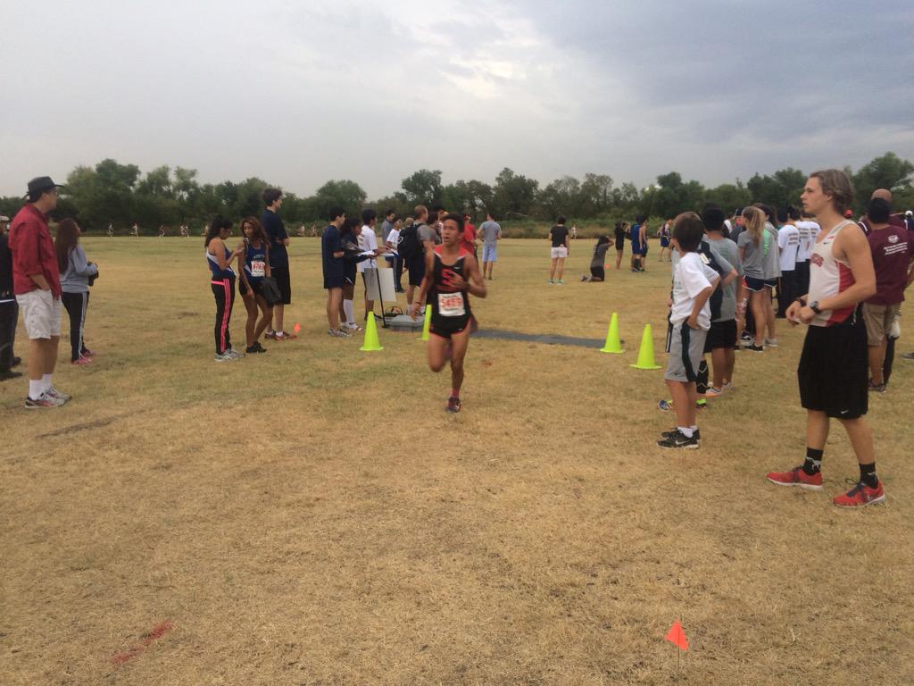 TXMileSplit's tweet photo. Alvarado & Socorro at the front of the elite boys race at the mile #Marcus2 @bulldogxc http://t.co/bN6K2fVc7B
