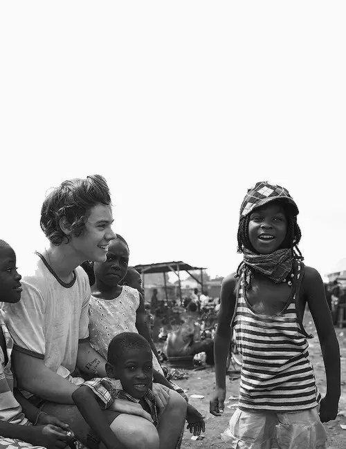 justin_please11's tweet photo. #EMABiggestFans1D - MTV EMA | Vote - http://t.co/B1K5iqreeF and  this is harry :)) http://t.co/0P8Xeh9gmp