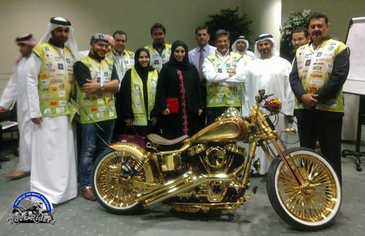 Una #Harley de #Oro puro 😯 ... perdón pero me da asco que esos #sultanes hagan esas cosas . 😡

#Jeques #Arabes