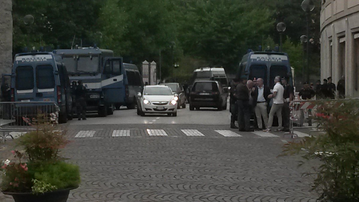 RobertoCovaz's tweet photo. #gorizia forze dell*ordine schierate per arrivo corteo anti casapound http://t.co/pjt1I7hH2l