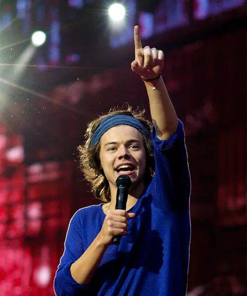justin_please11's tweet photo. #EMABiggestFans1D - MTV EMA | Vote - http://t.co/B1K5iqreeF hotty harry in blue 👏👏🙈💅😂 http://t.co/qvi8BkSWDw