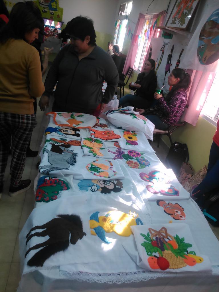 munitw's tweet photo. Sec DHyF #Trelew muestra Taller de "bordado chino" de Plan Integral de Promoción Social del @munitrelew http://t.co/oC9Gy8oaYH