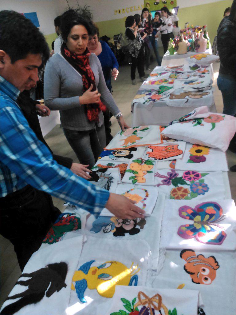 munitw's tweet photo. Sec DHyF #Trelew muestra Taller de "bordado chino" de Plan Integral de Promoción Social del @munitrelew http://t.co/oC9Gy8oaYH
