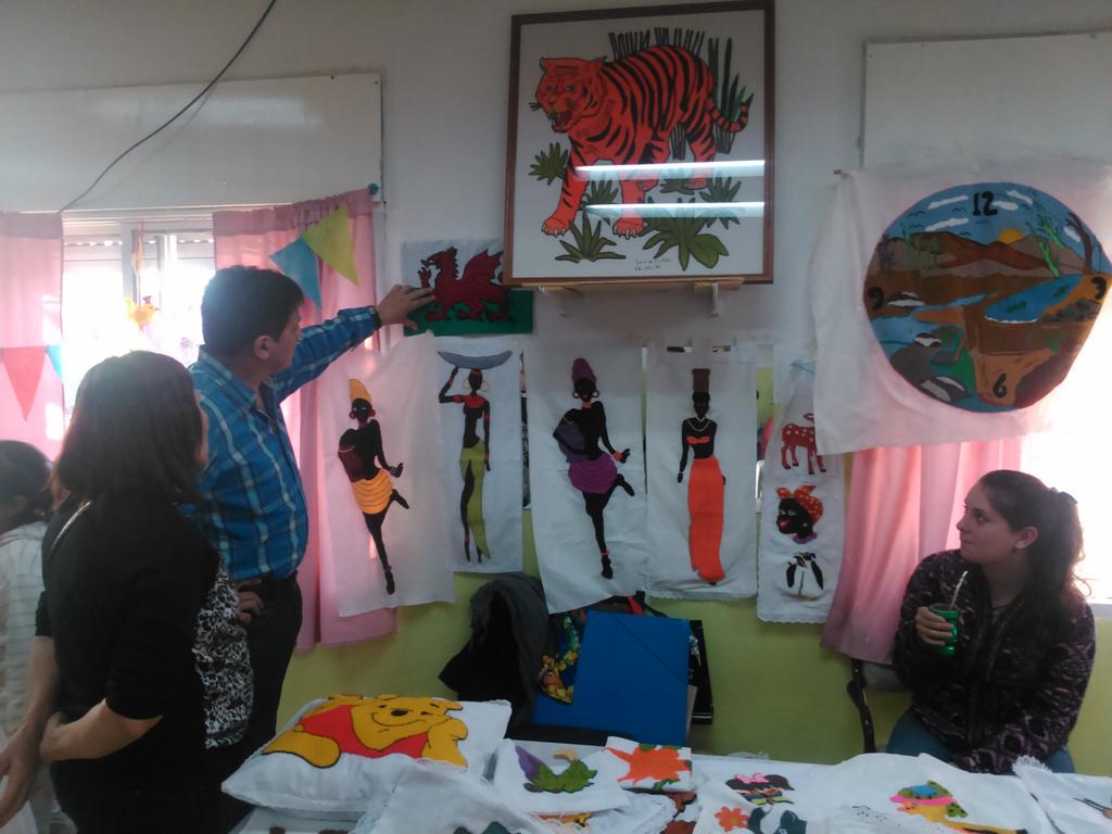 munitw's tweet photo. Sec DHyF #Trelew muestra Taller de "bordado chino" de Plan Integral de Promoción Social del @munitrelew http://t.co/oC9Gy8oaYH