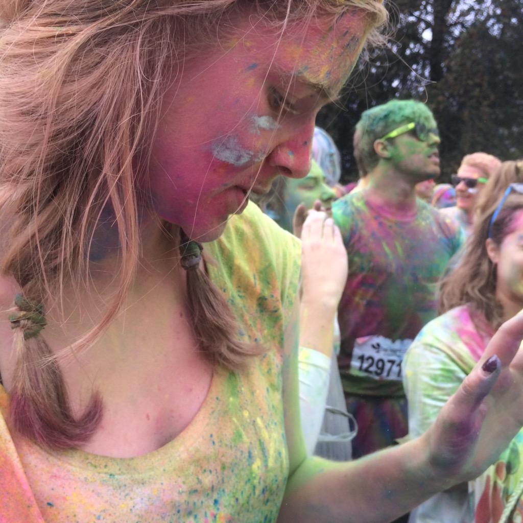 Ebbotbebot's tweet photo. The Color run #tcrse #minfärgfest #colorrun #happiest5k http://t.co/2Ye43MUPuR