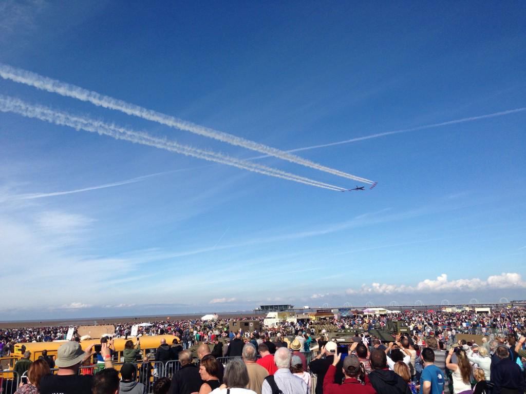 Wonderful <a href="/SouthportAir/">Southport Air Show</a> crowd wave in the sunshine as #Vulcan @XH558 has a flypast with the Reds. #southportairshow