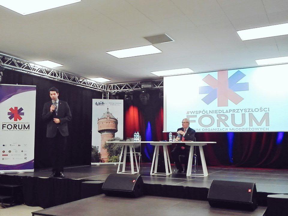 wspolnie's tweet photo. Zaczynamy panel międzynarodowy. Podczas niego wysłuchamy prof. Lee Edwards'a. Prowadzi @kurtykapawel #wspolnie http://t.co/MAP7MCRcci