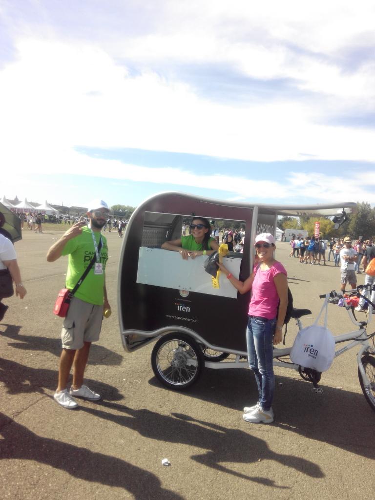 Tania_Tellini's tweet photo. #ecofan #campovolo2015 @gruppoIren ritirato kit differenziata #ecoconcerto http://t.co/gvCGeRDyRA