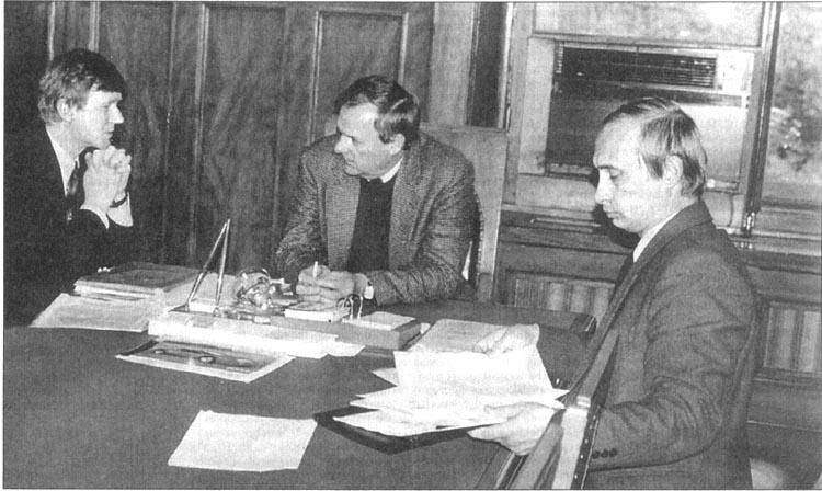 Bure_Vestniq's tweet image. 90-е прекрасны еще и тем, что в то время Путин был всего-навсего секретаршей на переговорах Собчака и Чубайса.