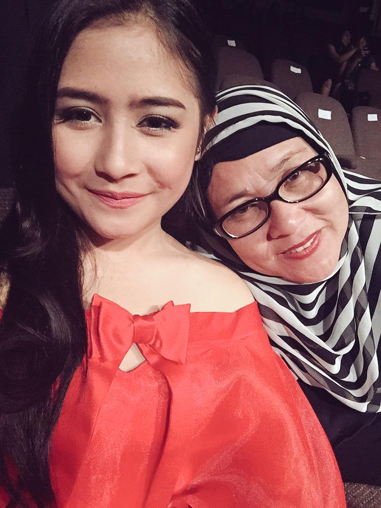 With mom :* wish me luck! <a href="/ullyjulita1/">ullyjulita1</a> #SelebritaAwards2015