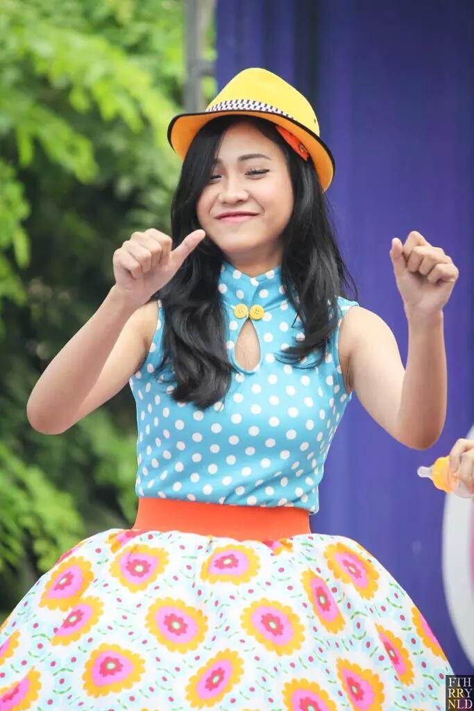 OFCLiviaNatics's tweet photo. yang digoyang digoyang yangggggg "@SupporTeens_CLP: #TeenebelleAtInbox http://t.co/j8o7PJjWO4"