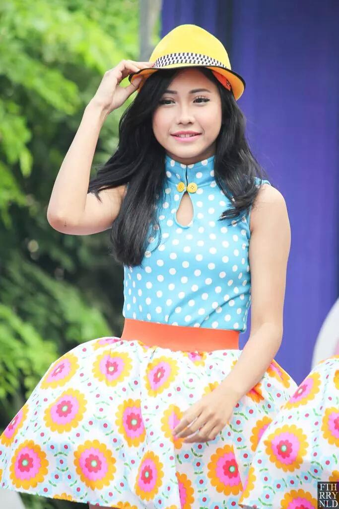 OFCLiviaNatics's tweet photo. yang digoyang digoyang yangggggg "@SupporTeens_CLP: #TeenebelleAtInbox http://t.co/j8o7PJjWO4"